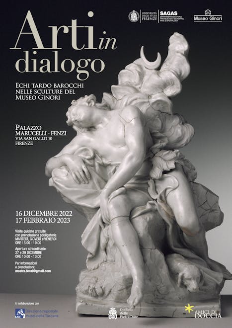 Ale centro del manifesto una scultura in porcellana bianca