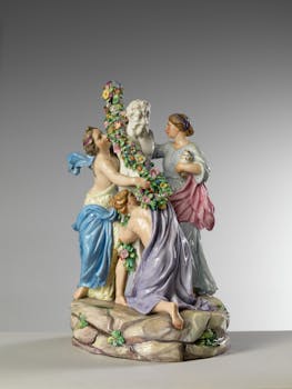 Tre figure femminili policrome, un'erma bianca e un festone vegetale