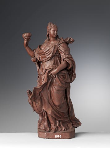 Scultura in cera di figura femminile con ampio abito drappeggiato