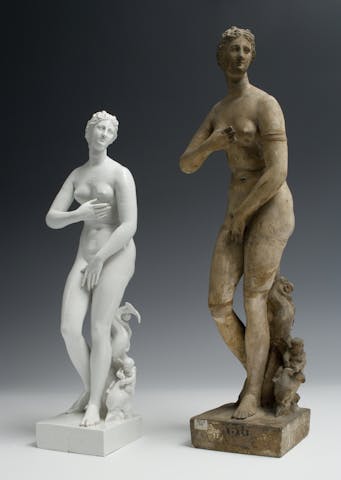 Due sculture raffiguranti la stessa figura femminile, quella di sinistra in porcellana, quella di destra in gesso