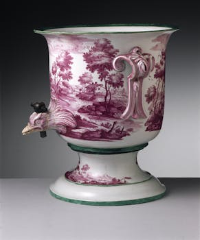 Grande manufatto in ceramica bianca con testa di gallo in rilievo e decorazioni color porpora
