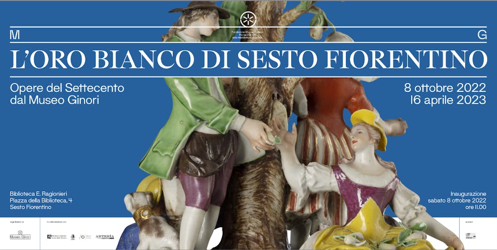 Locandina a fondo azzurro con al centro un gruppo scultoreo in porcellana policroma raffigurante figure umane e un albero