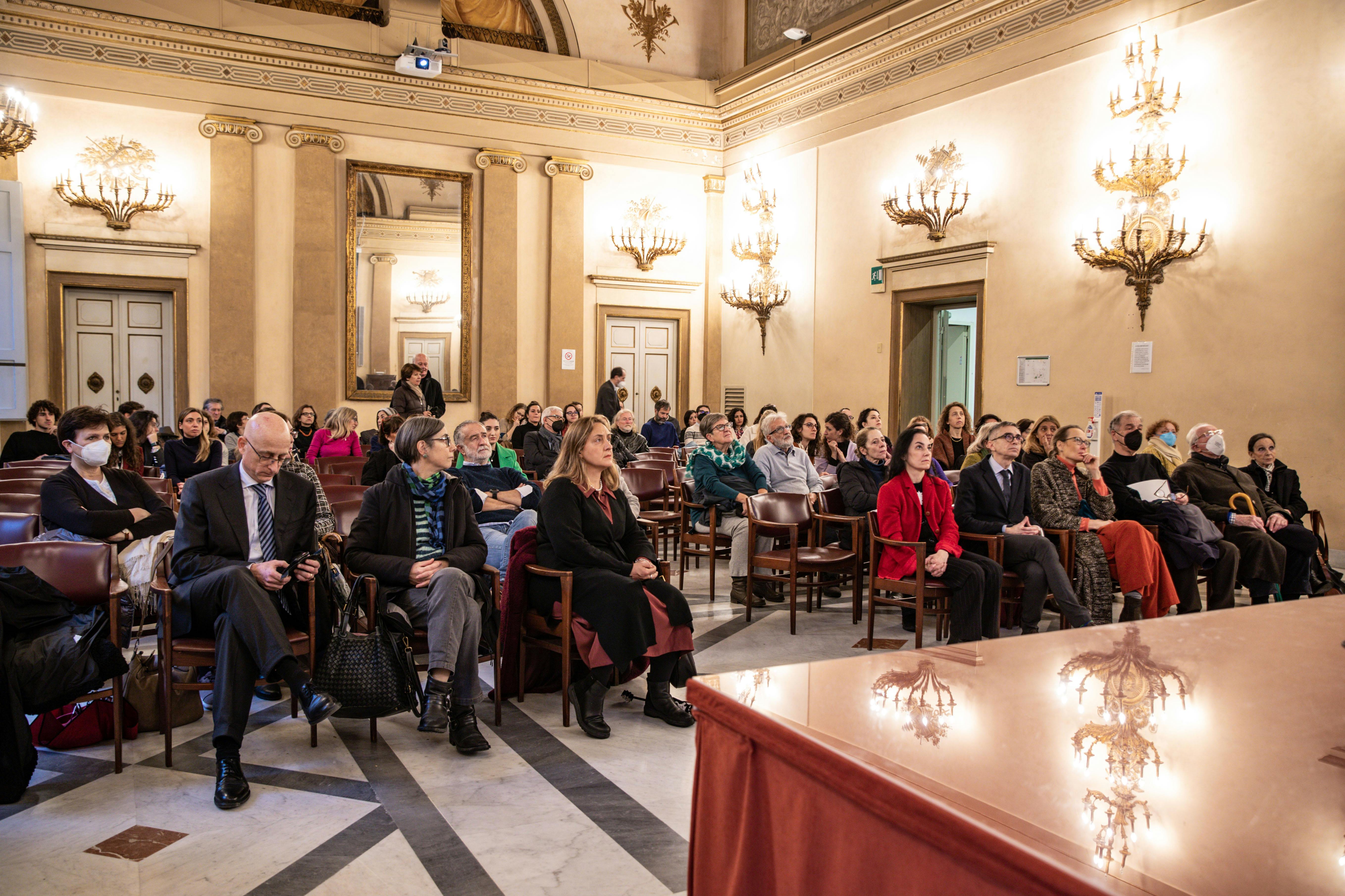 Gli ospiti ascoltano la presentazione della mostra