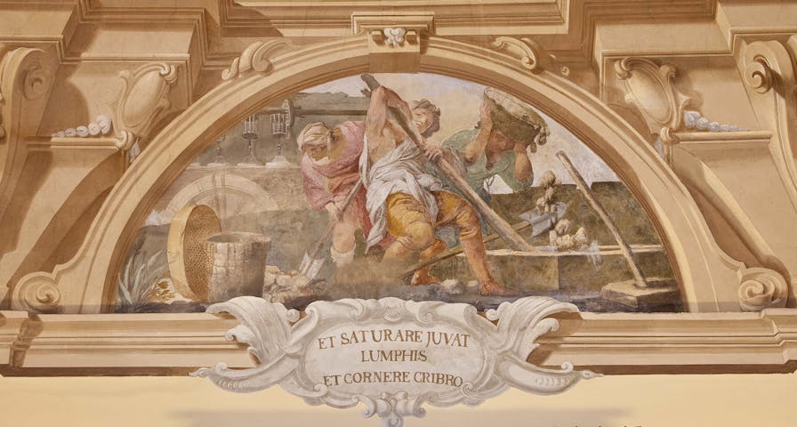 Nell'affresco sono rappresentate persone che maneggiano utensili per la produzione della porcellana