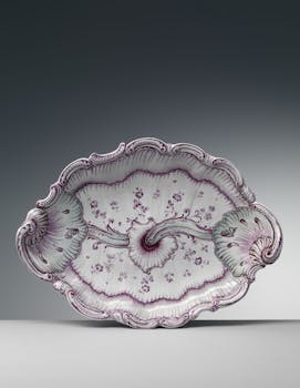 Vista frontale di un grande piatto bianco con decori viola