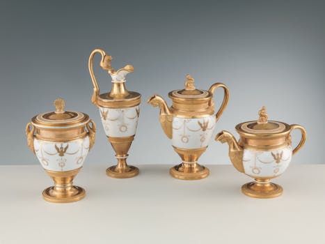 Quattro elementi del servizio in porcellana con decorazioni di cigni e ghirlande dorate