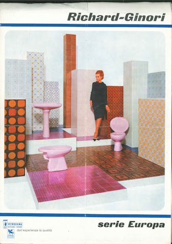 L'immagine rappresenta pareti e pavimenti decorati con mattonelle Ginori, tre sanitari rosa e una donna elegante