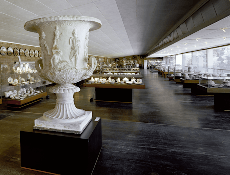 La grande sala espositiva al primo piano del Museo Ginori