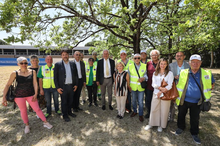 Foto di gruppo di autorità e volontari