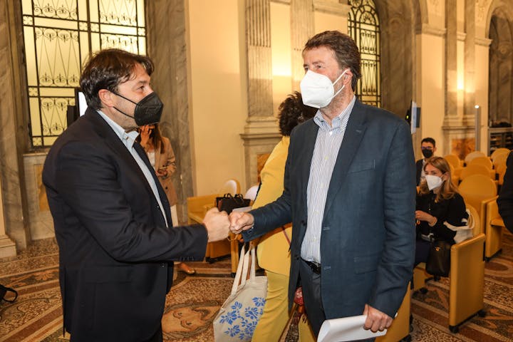 Stretta di mano tra Tomaso Montanari e Dario Franceschini