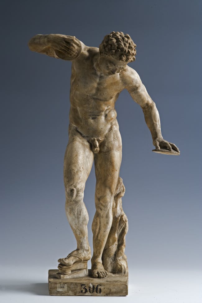 Scultura in gesso raffigurante una figura maschile nuda