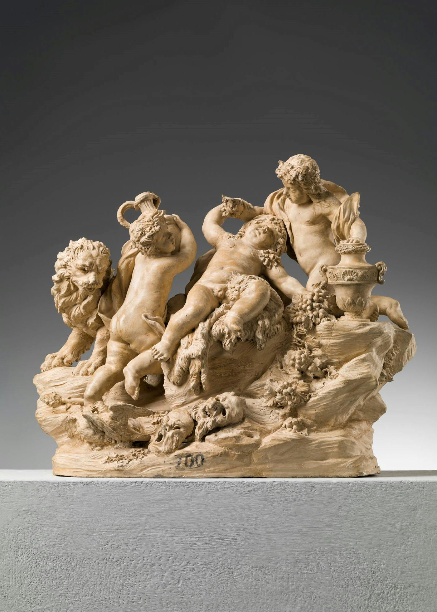 Gruppo in terracotta con tre figure di putto, un leone e dei recipienti