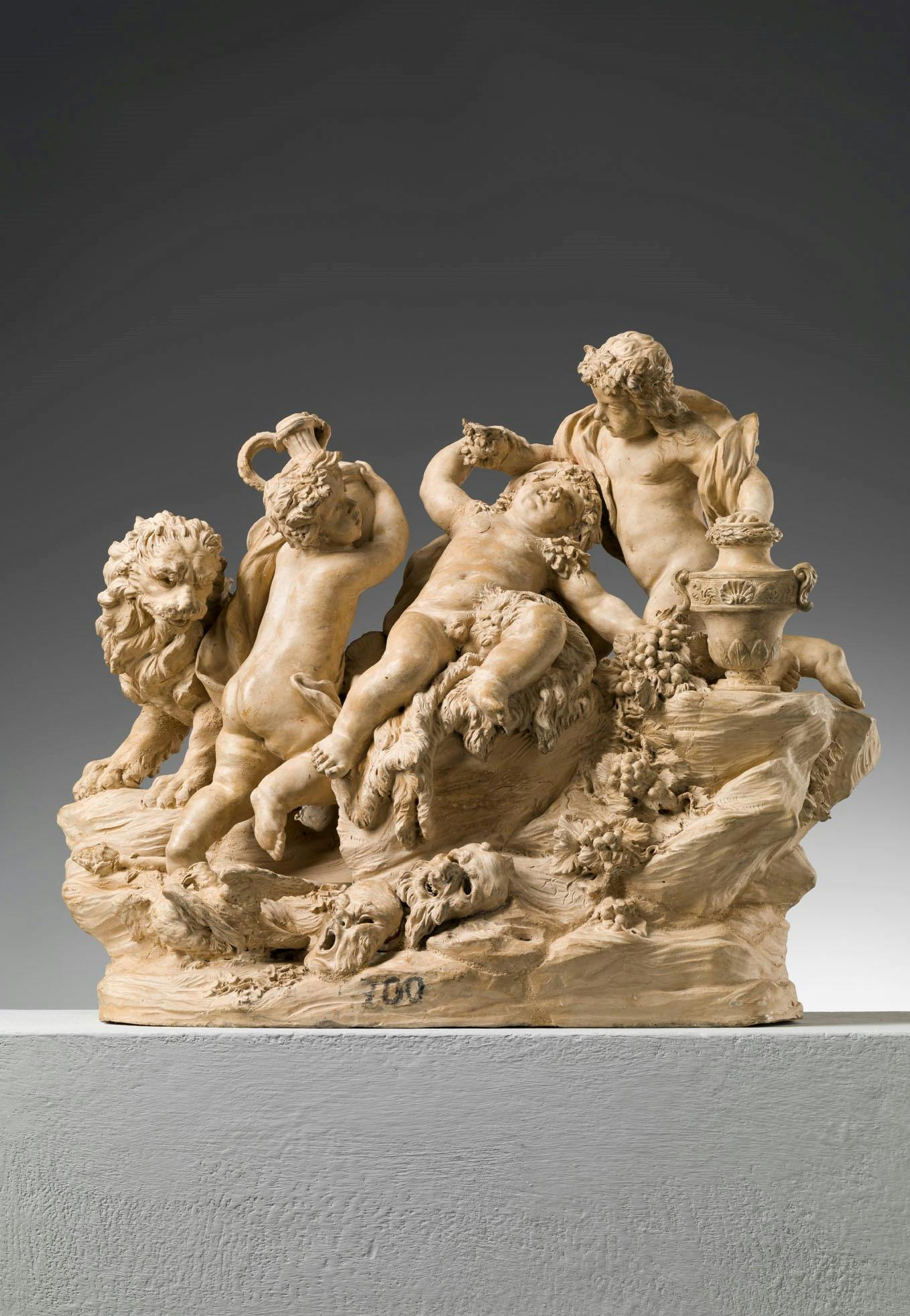 Gruppo in terracotta con tre figure di putto, un leone e dei recipienti