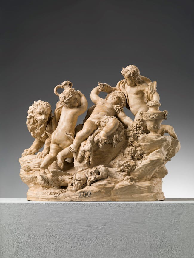 Gruppo in terracotta con tre figure di putto, un leone e dei recipienti