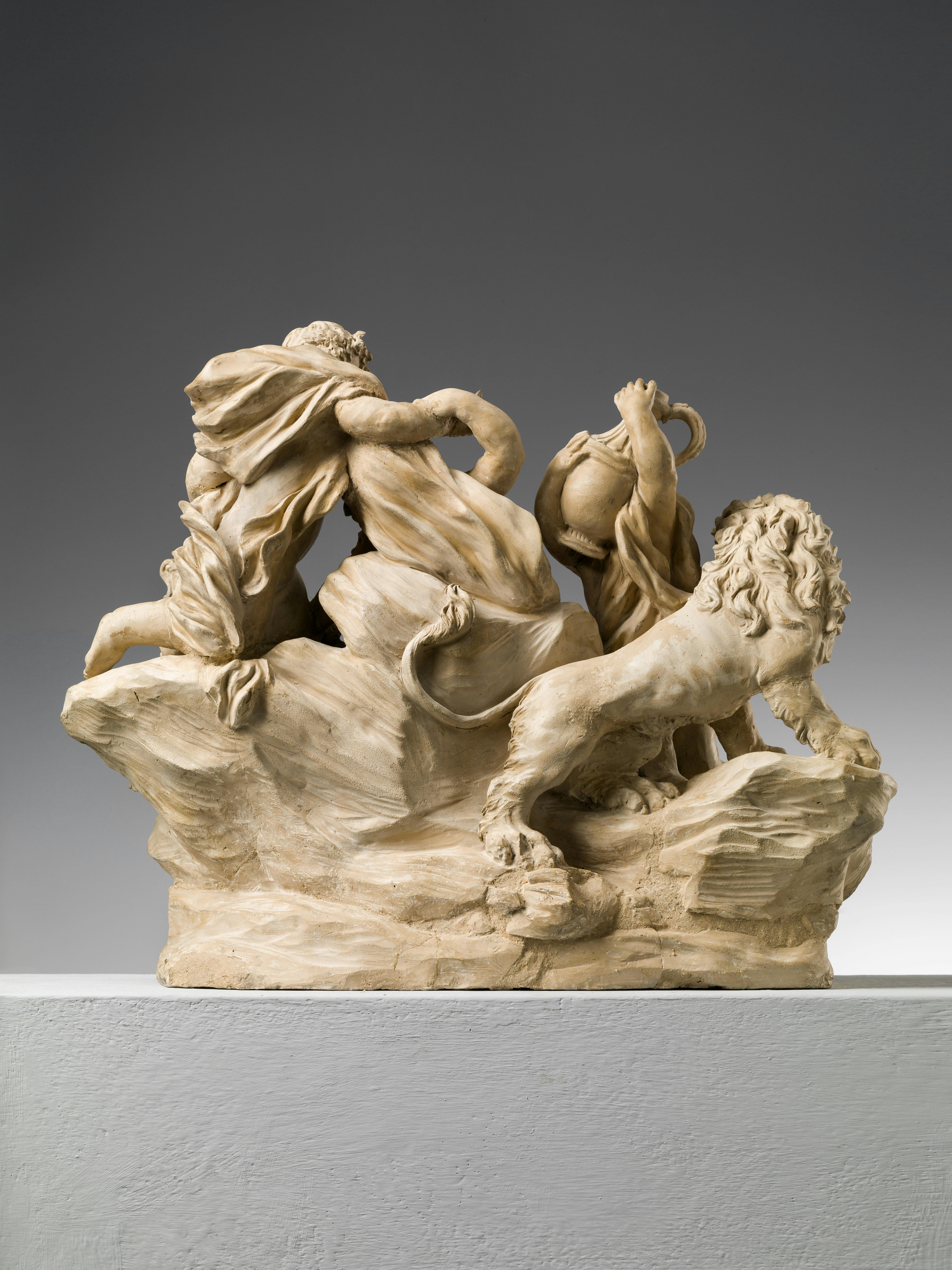 Vista posteriore del gruppo scultoreo, con leone in primo piano