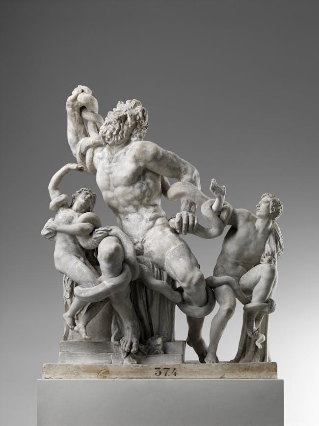 Gruppo scultore con tre figure, vista frontale