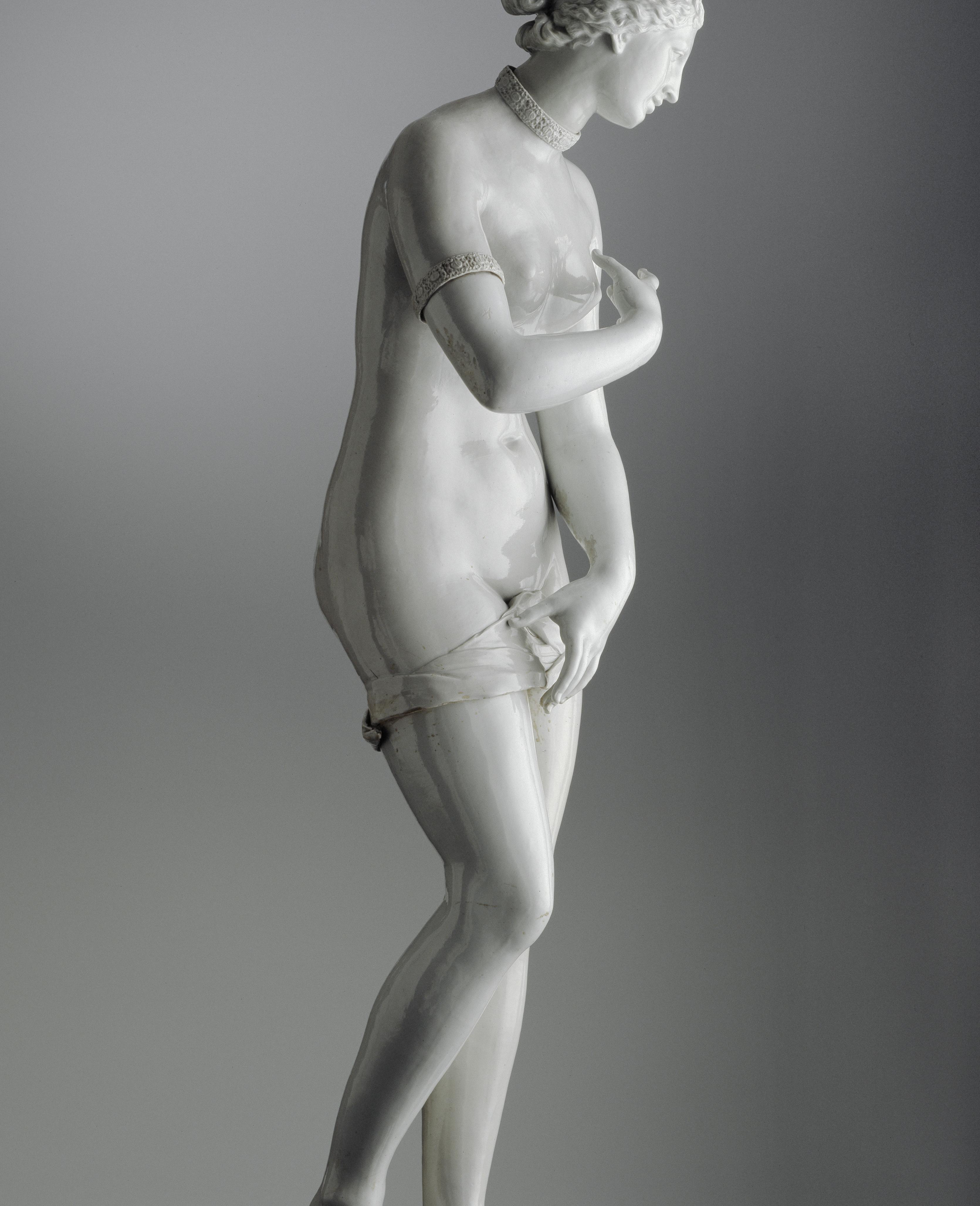 Scultura in porcellana bianca raffigurante una figura femminile nuda