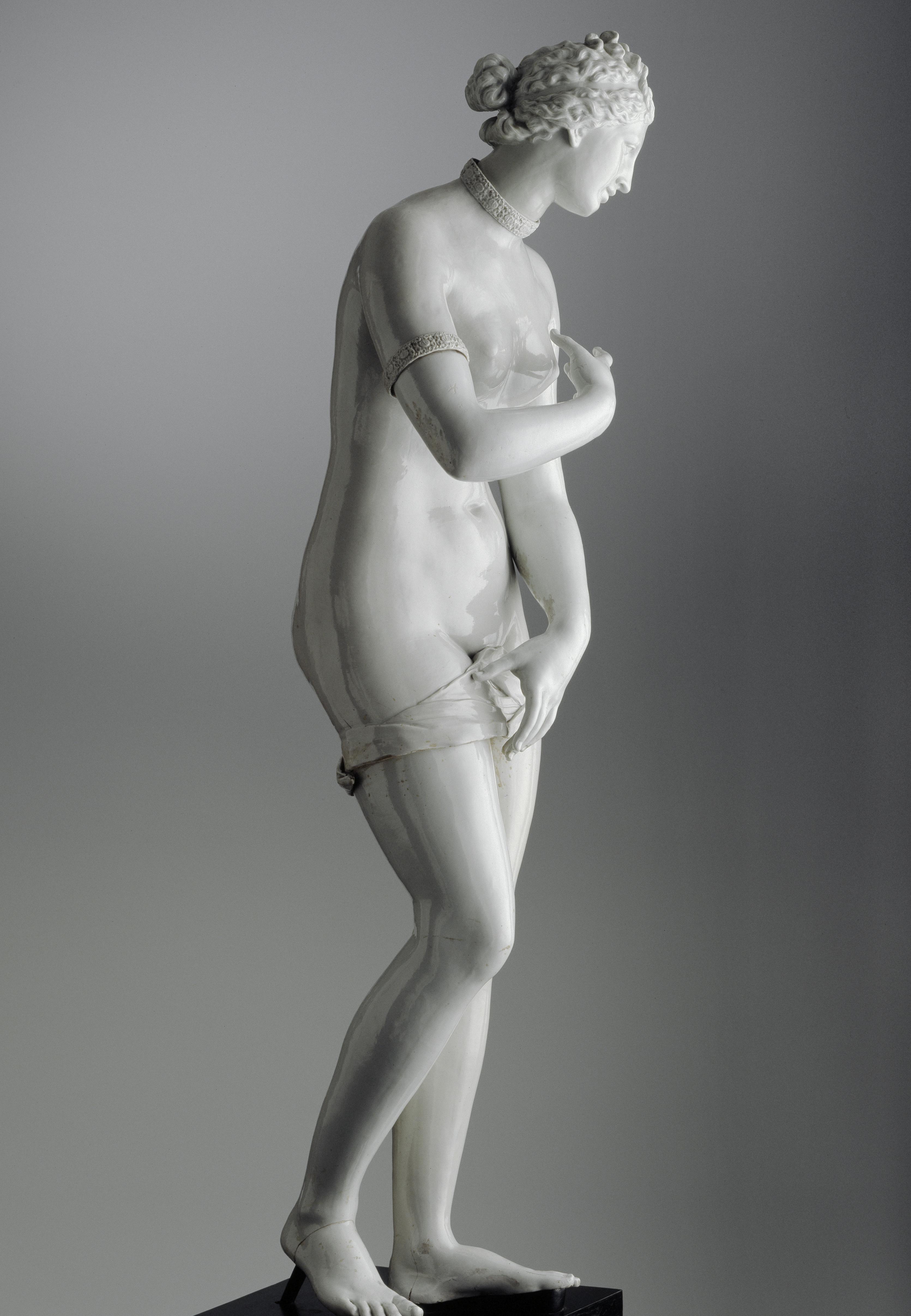 Scultura in porcellana bianca raffigurante una figura femminile nuda