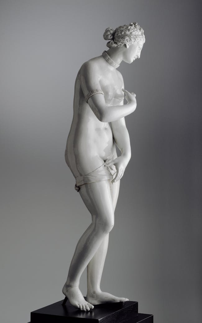 Scultura in porcellana bianca raffigurante una figura femminile nuda