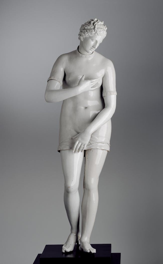 Vista frontale della scultura in porcellana bianca