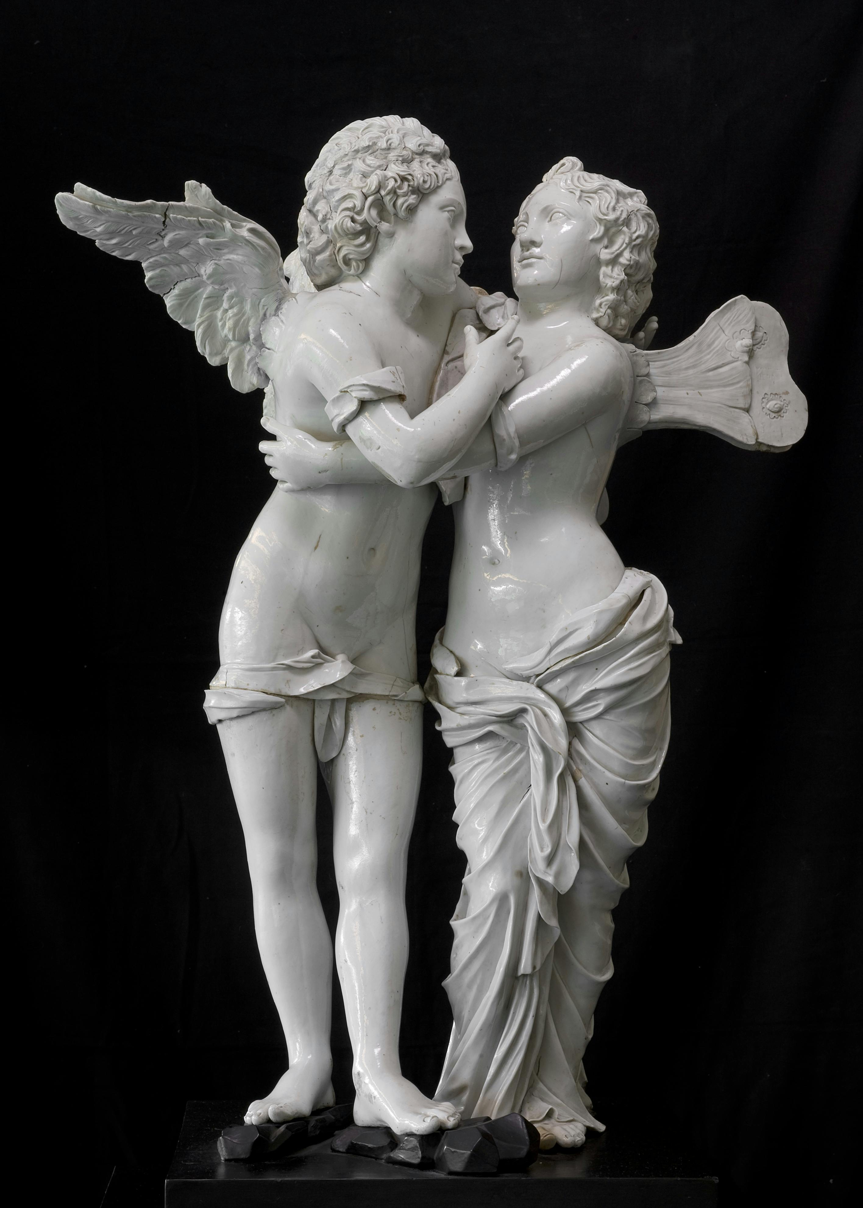Due figure abbracciate in porcellana bianca