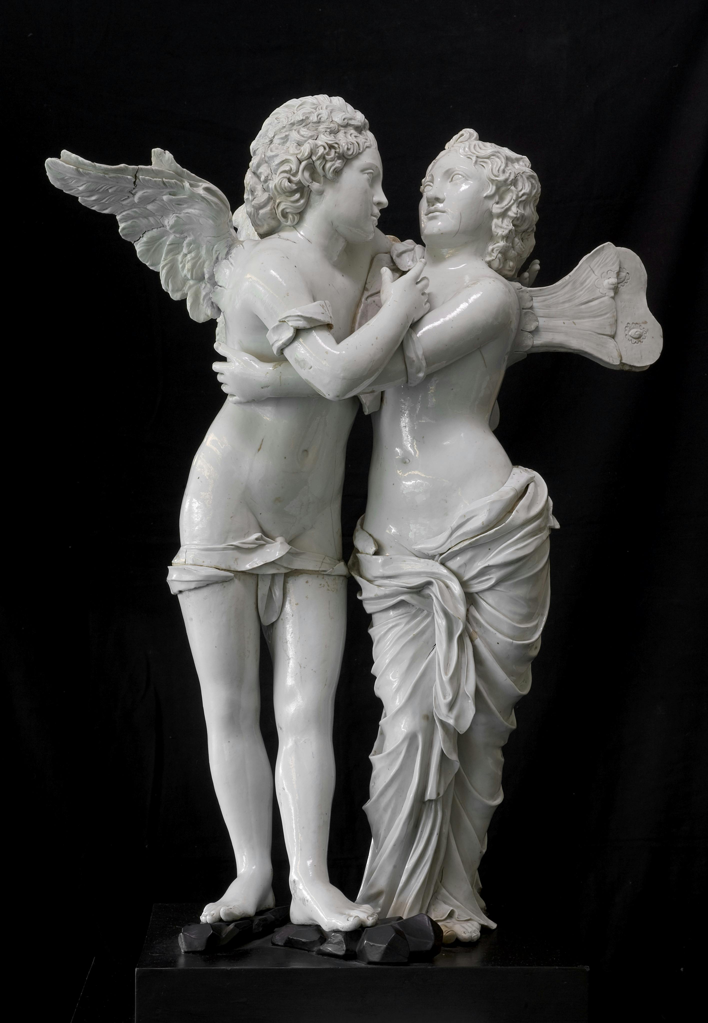 Due figure abbracciate in porcellana bianca
