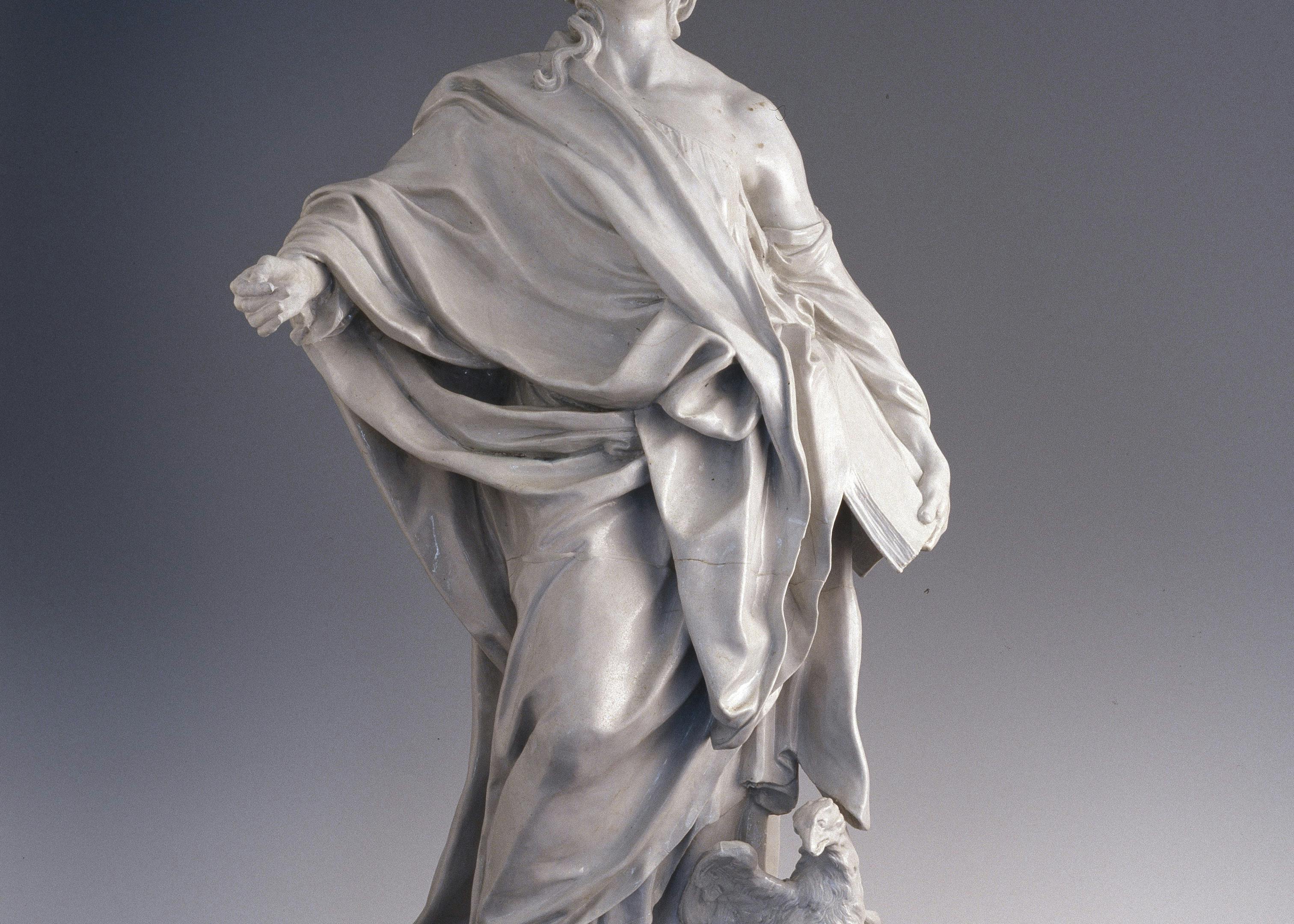 Scultura in porcellana bianca raffigurante una figura maschile avvolta in un'ampia veste panneggiata