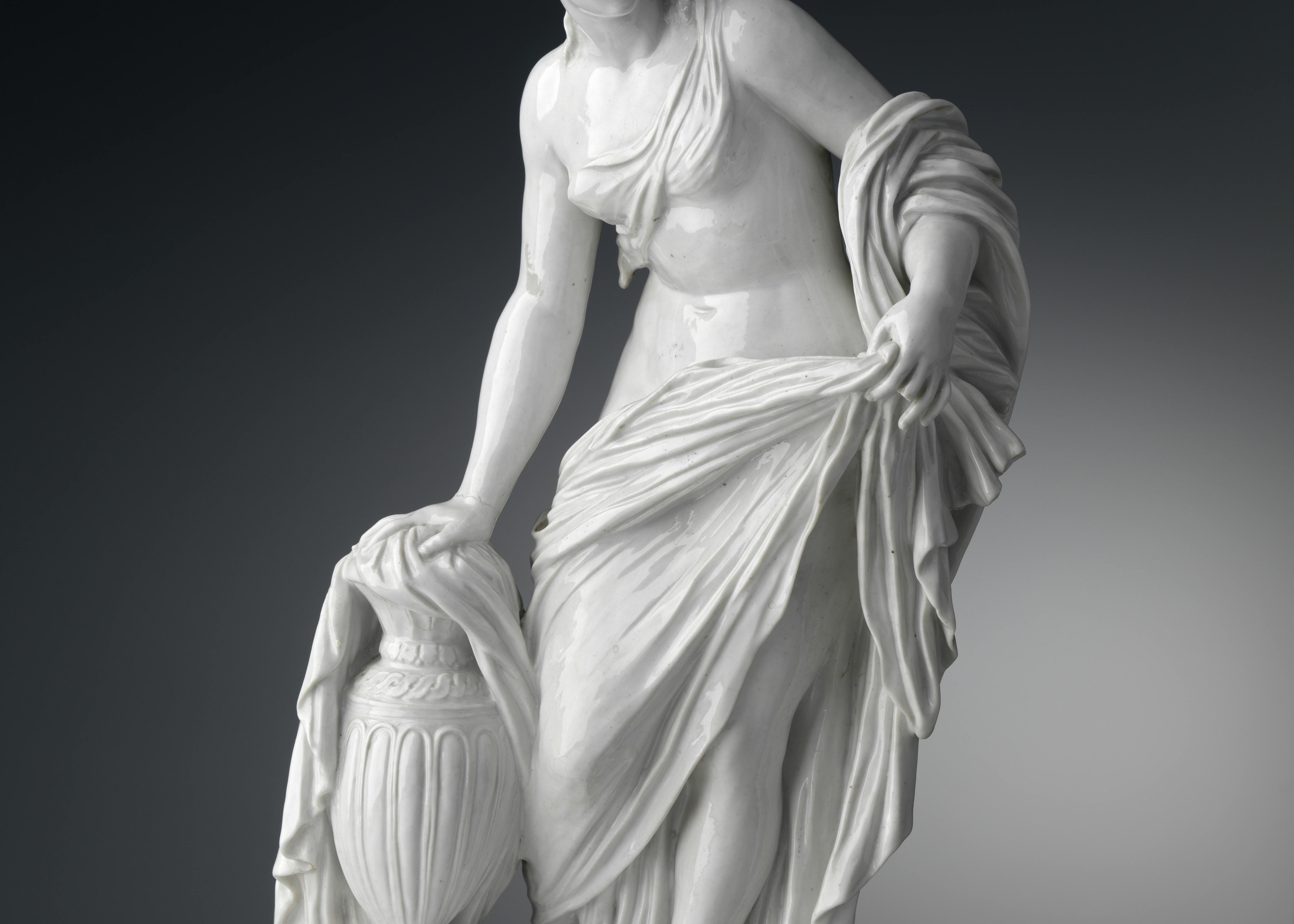 Scultura in porcellana bianca raffigurante una figura femminile avvolta in un ampio panneggio