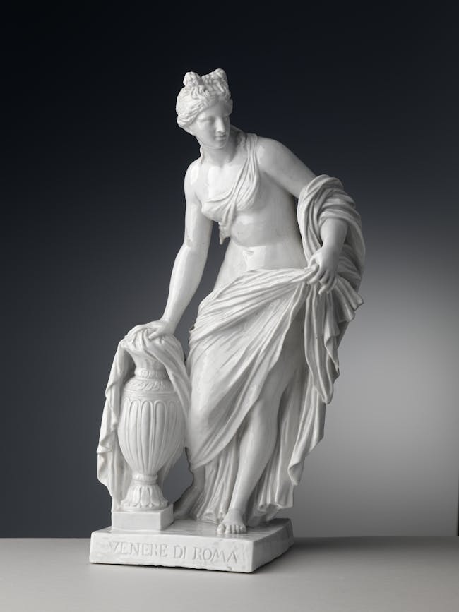 Scultura in porcellana bianca raffigurante una figura femminile avvolta in un ampio panneggio