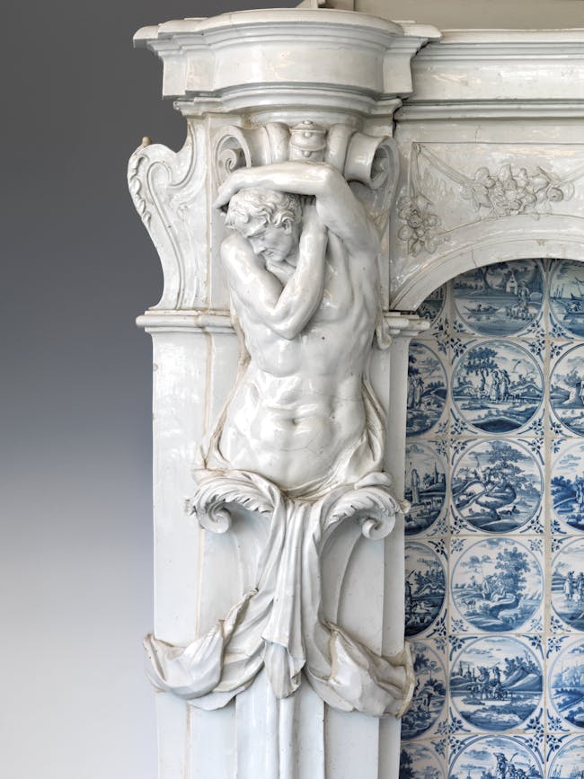 Dettaglio delle decorazioni in rilievo in porcellana bianca