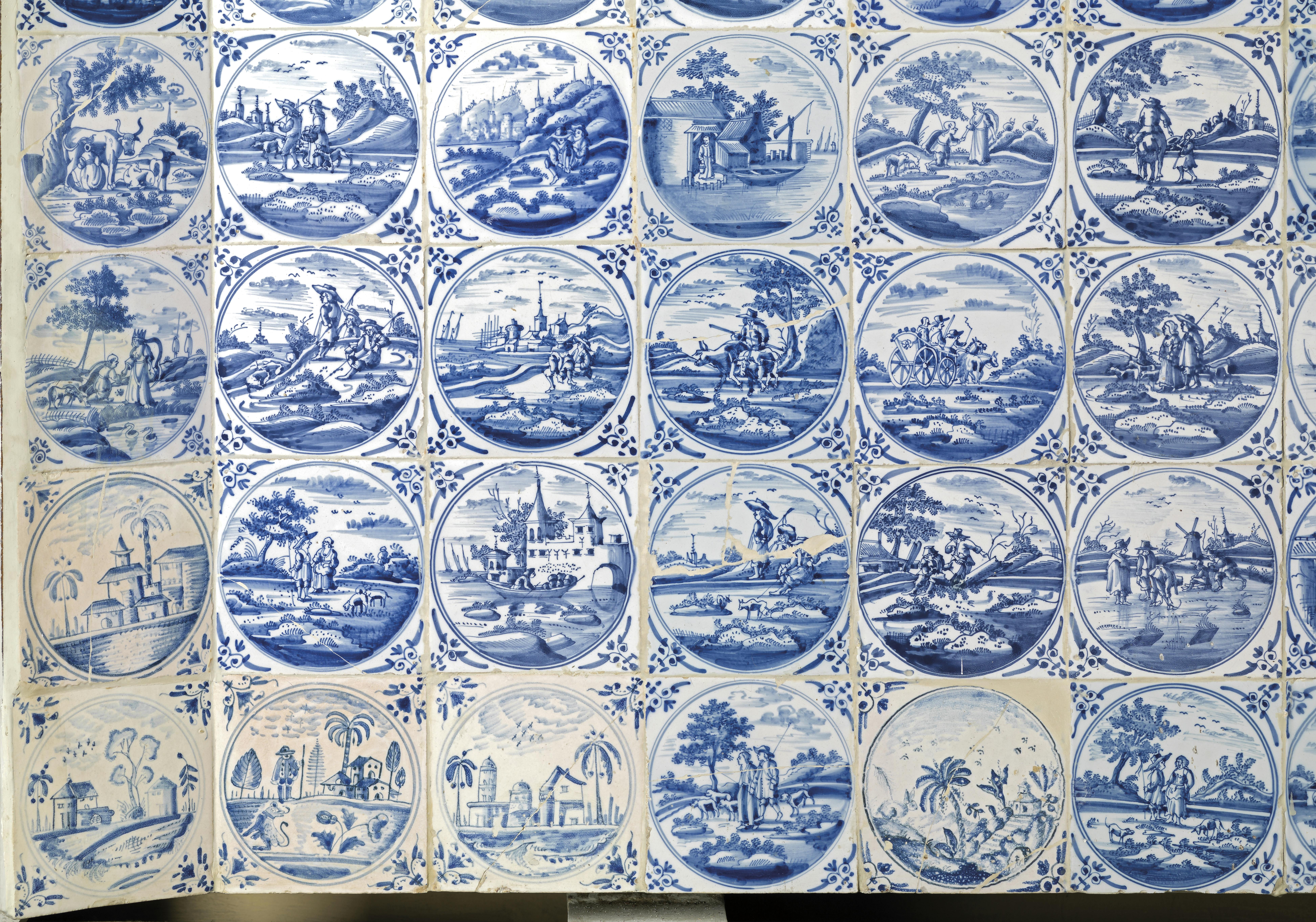 Dettaglio delle mattonelle in maiolica bianche e blu