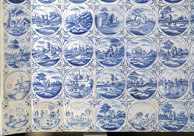Dettaglio delle mattonelle in maiolica bianche e blu