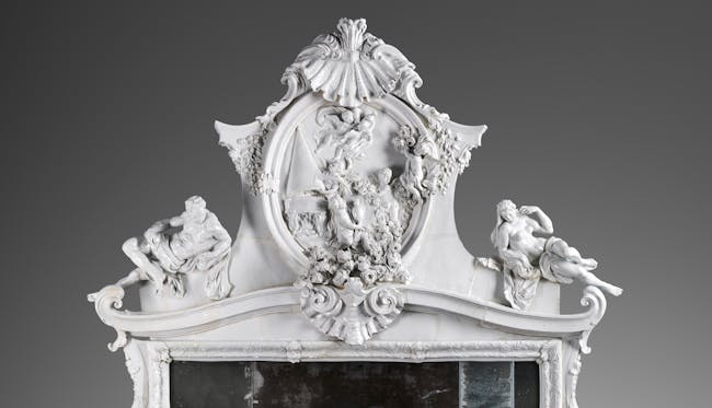 Dettaglio della decorazione a rilievo nella parte superiore del camino