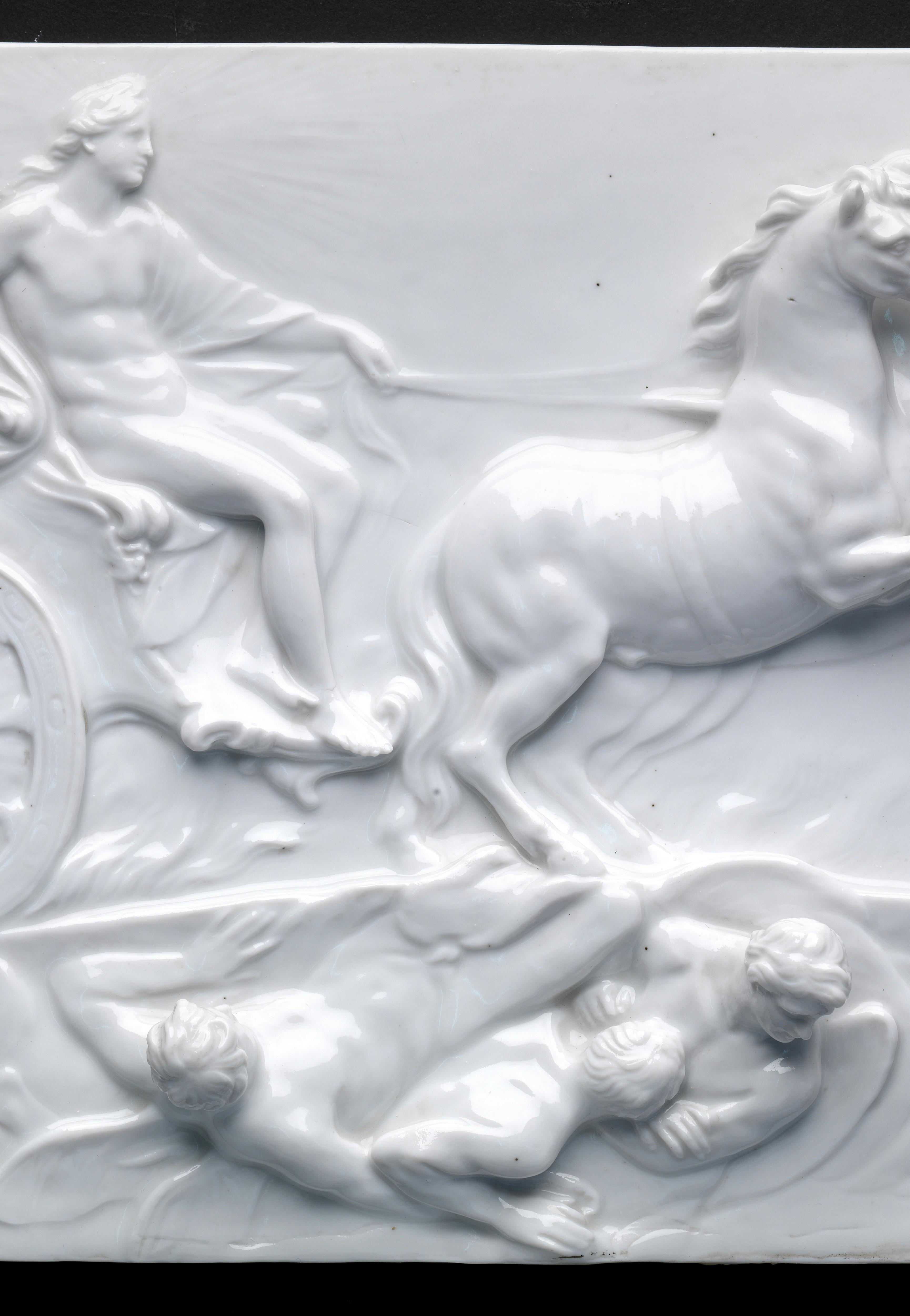 Lastra in porcellana bianca con in rilievo una figura maschile che guida un carro trainato da due cavalli