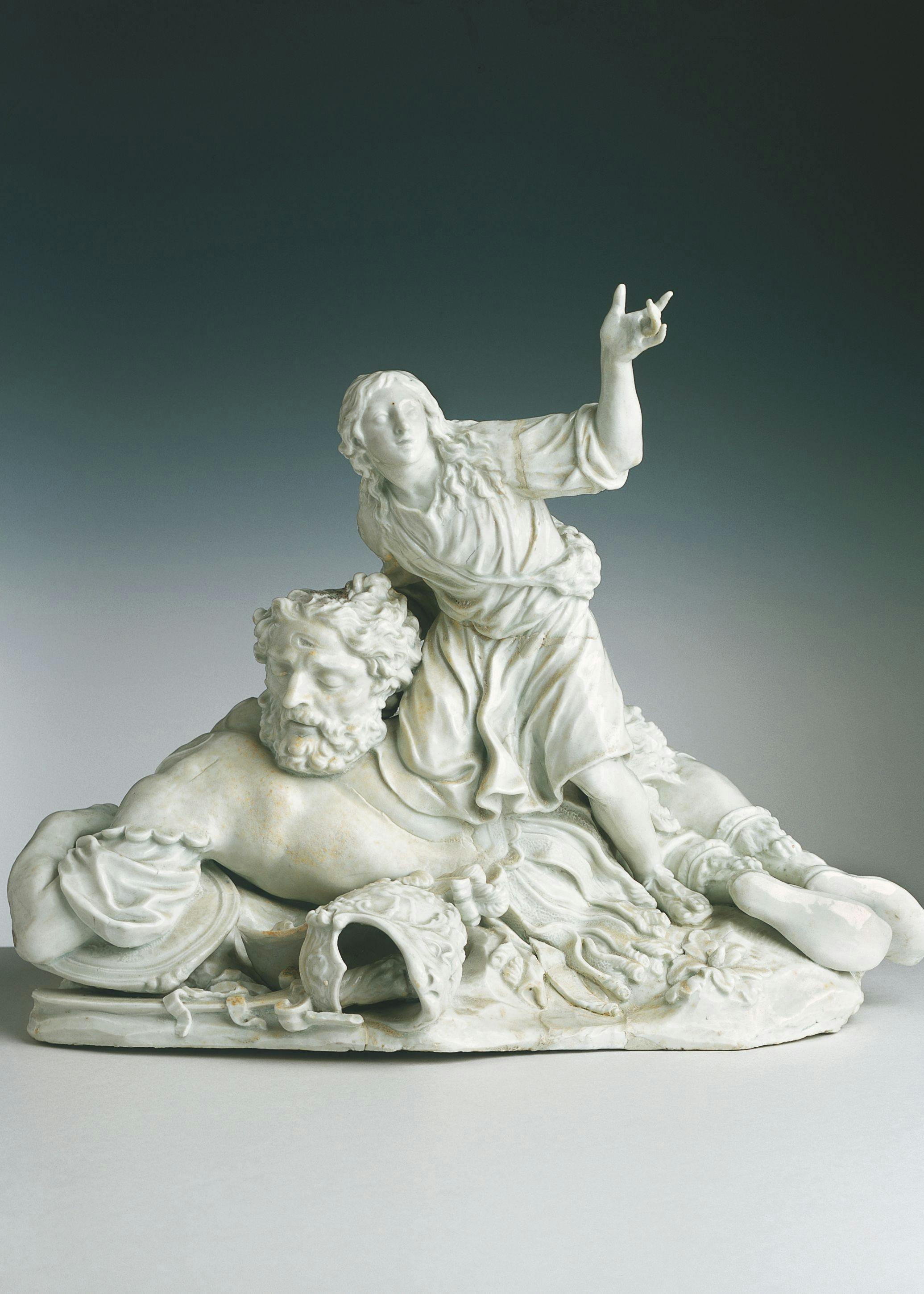 Gruppo scultoreo in porcellana bianca raffigurante Davide e Golia