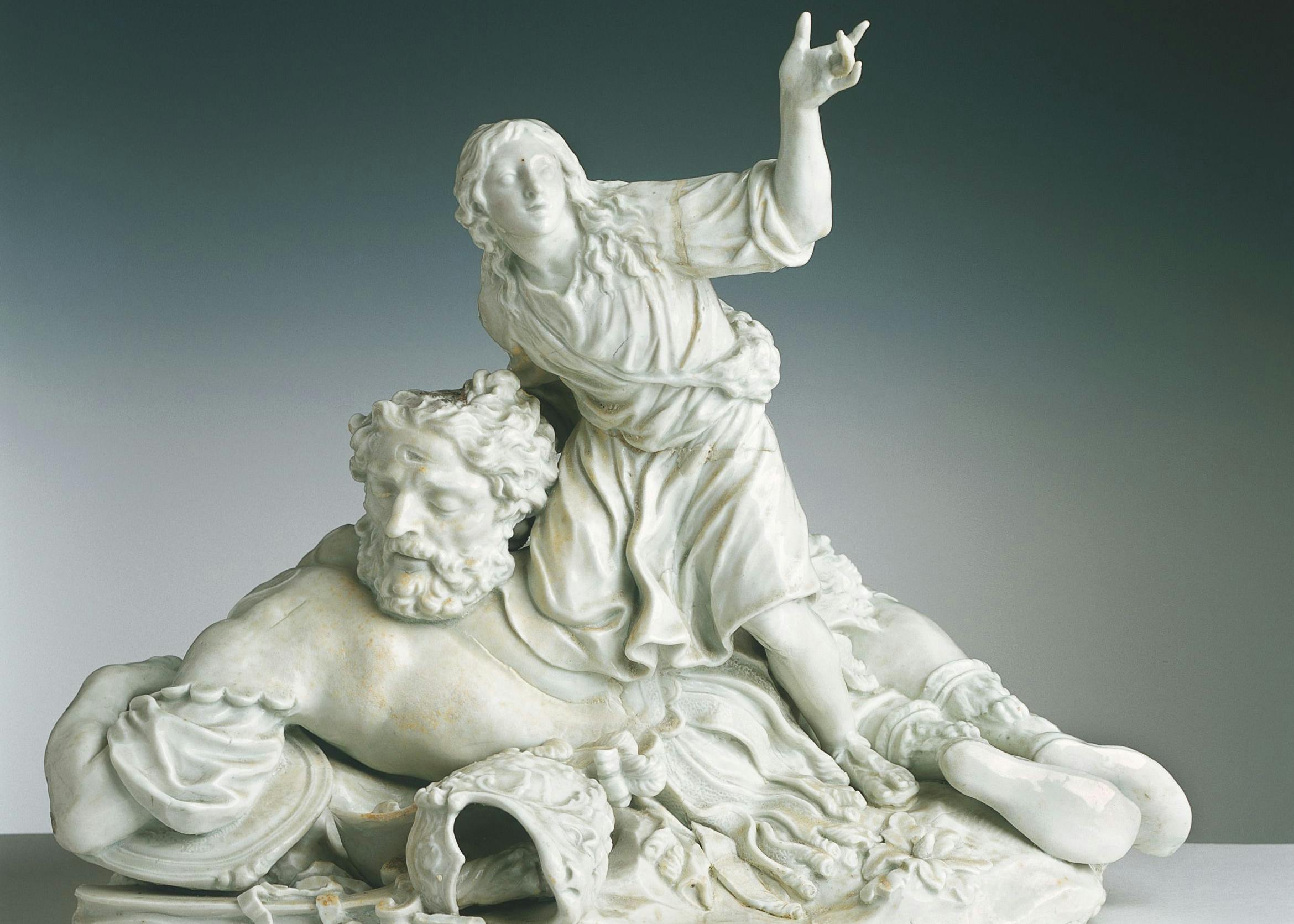 Gruppo scultoreo in porcellana bianca raffigurante Davide e Golia