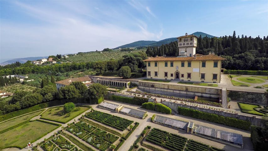 Veduta aerea della villa e dei suoi giardini