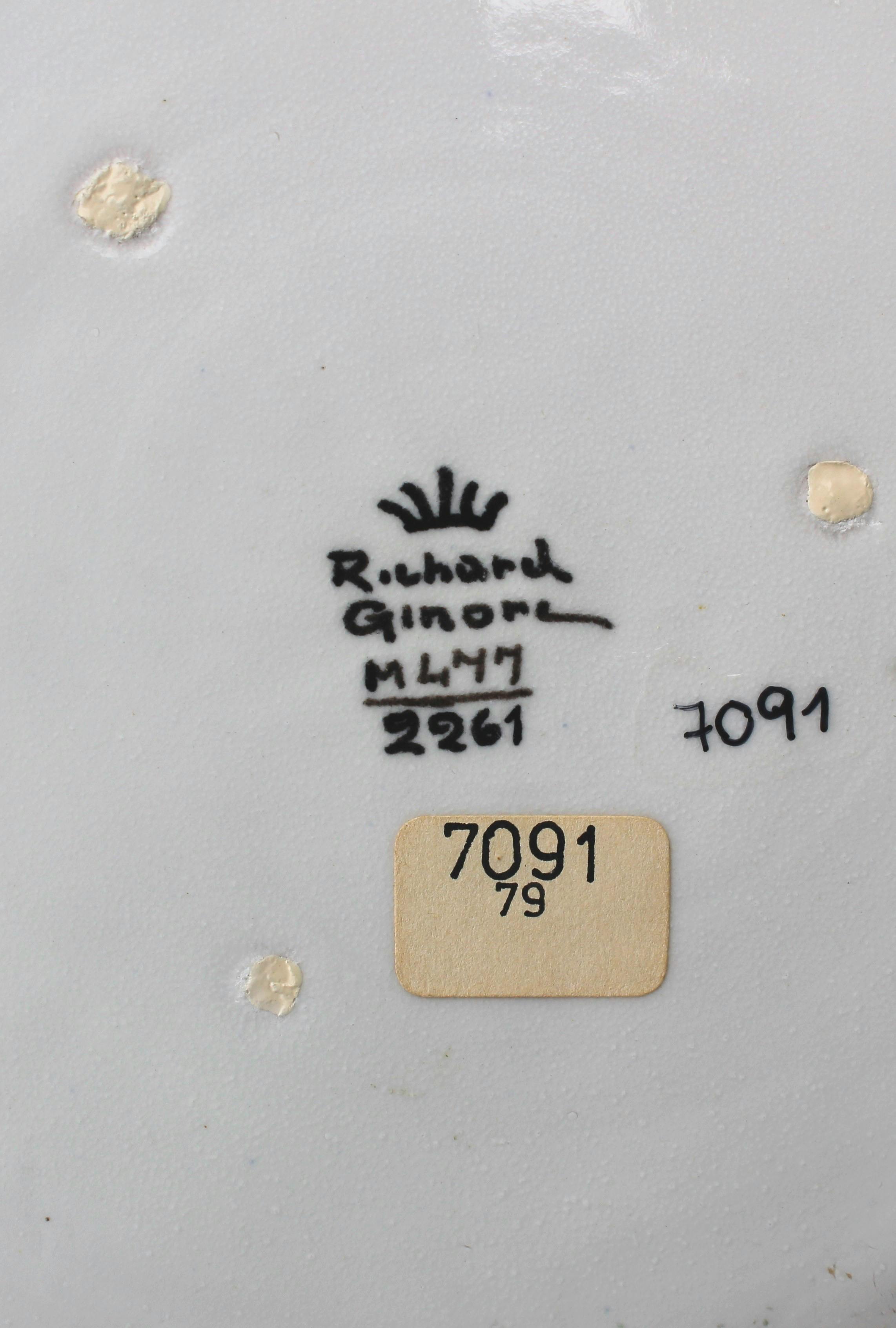 Scritta Richard Ginori con sopra corona stilizzata e sotto numeri