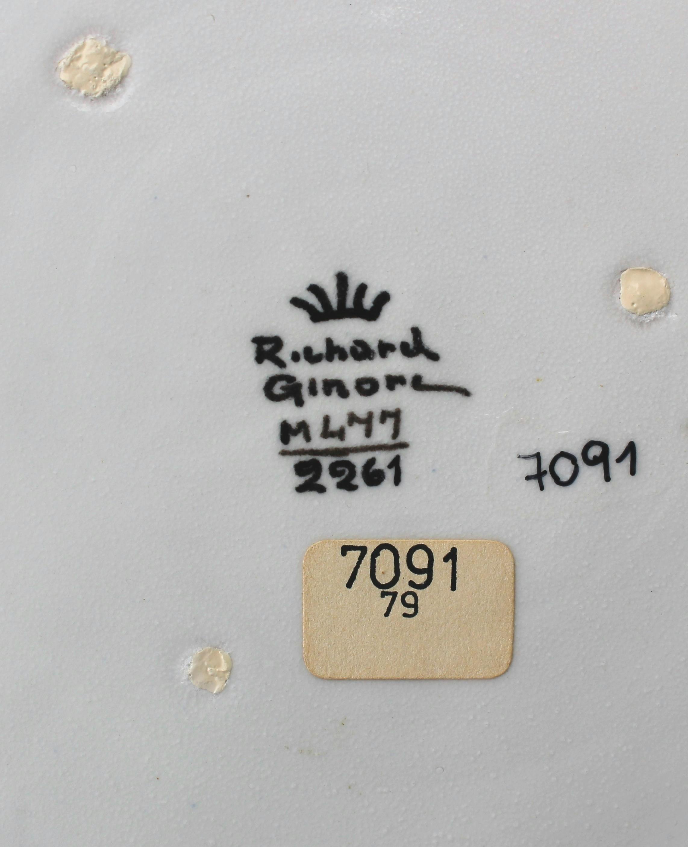 Scritta Richard Ginori con sopra corona stilizzata e sotto numeri