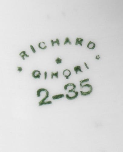 Scritta verde su fondo bianco con sotto numeri