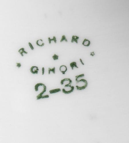Scritta verde su fondo bianco con sotto numeri