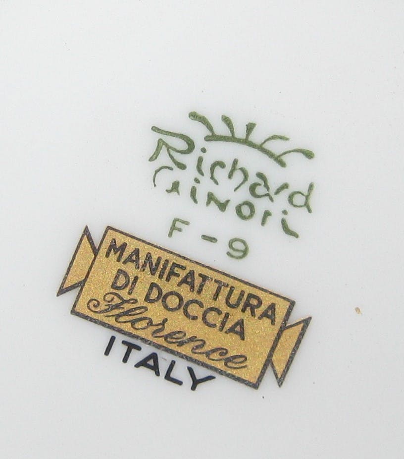 Timbro Richard Ginori con corona, lettere e numeri, cartella dorata e scritta nera ITALY