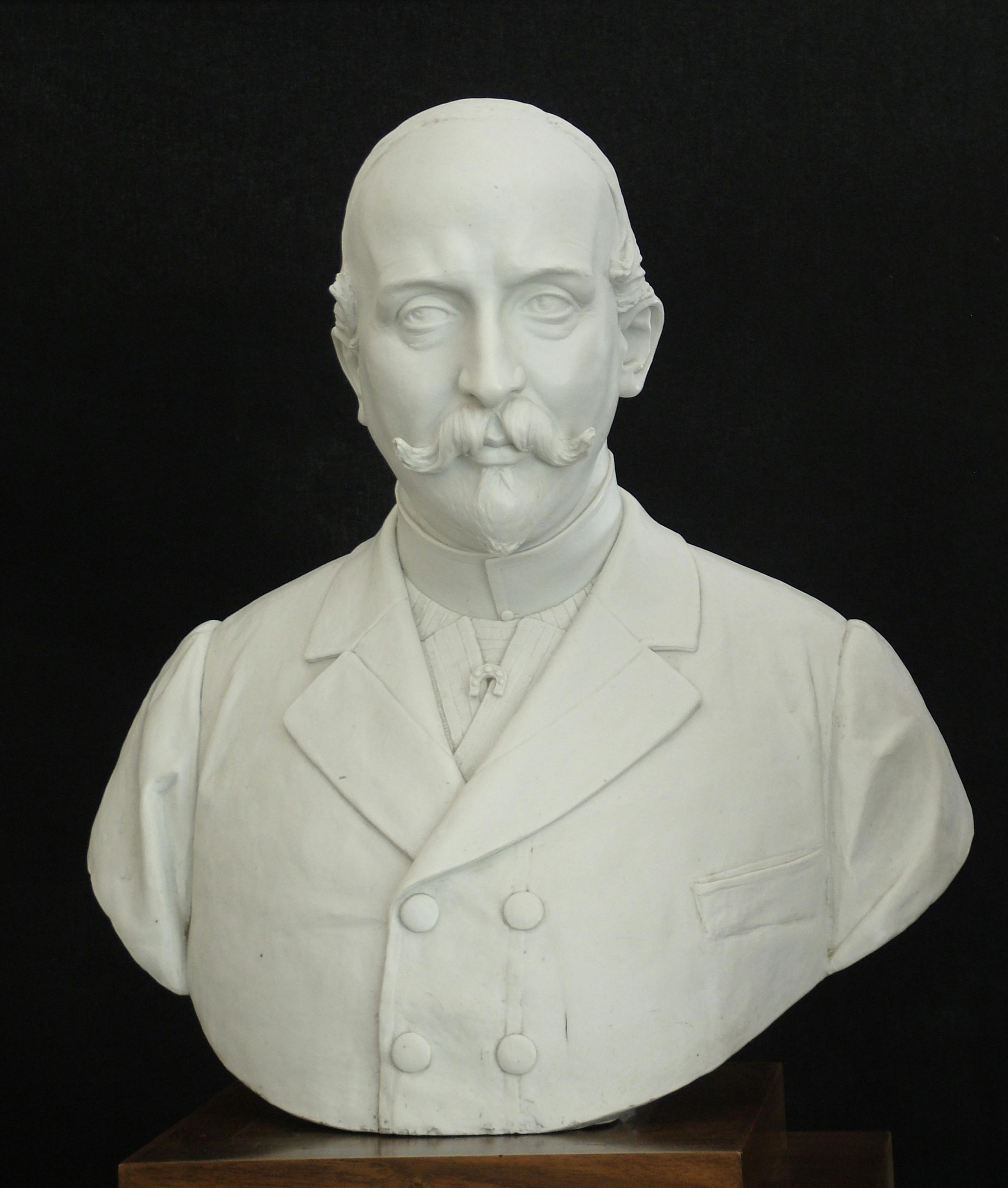 Scultura bianca che ritrae il direttore della Manifattura di Doccia in abiti eleganti