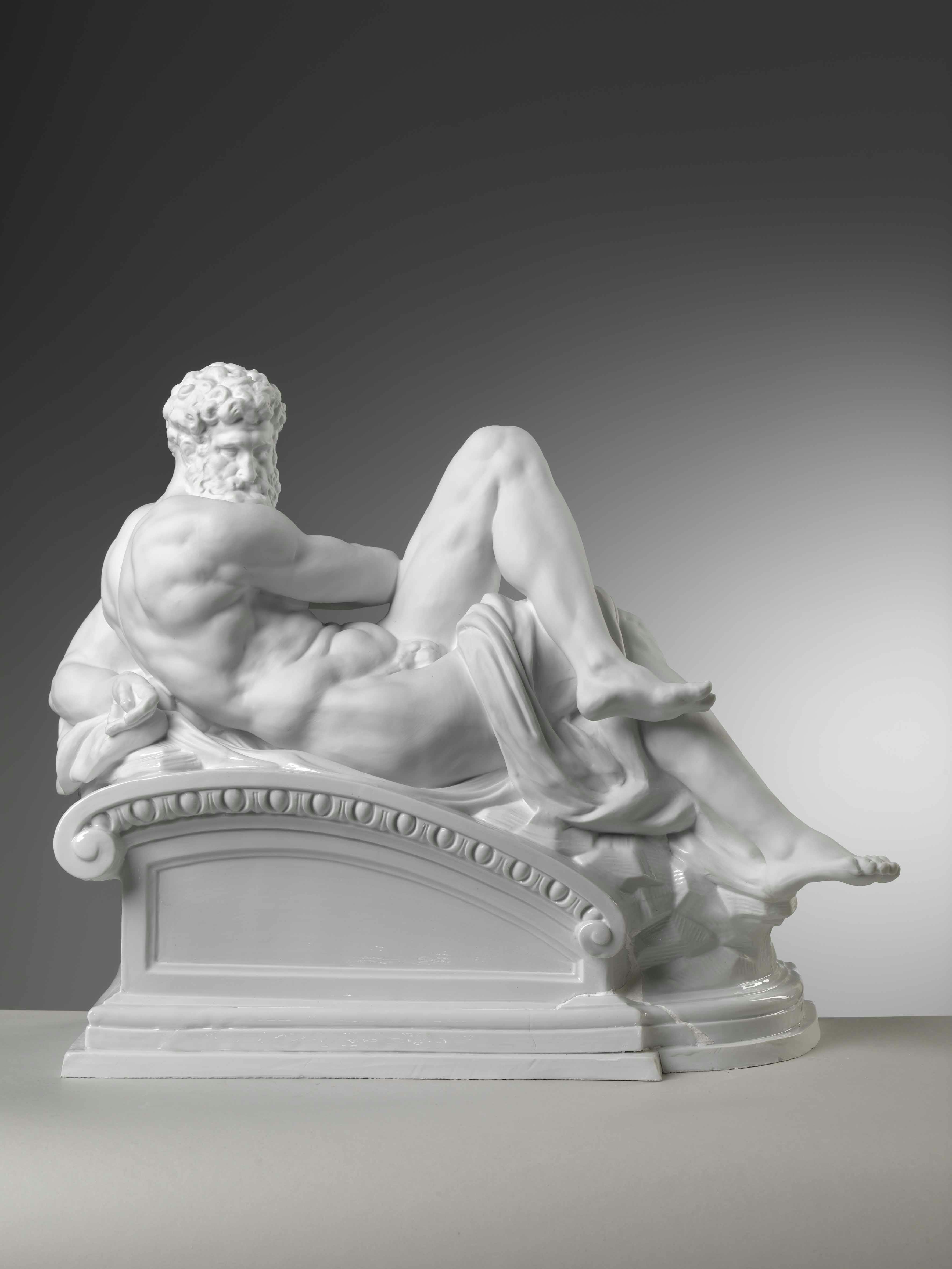 Scultura bianca raffigurante un uomo muscoloso nudo