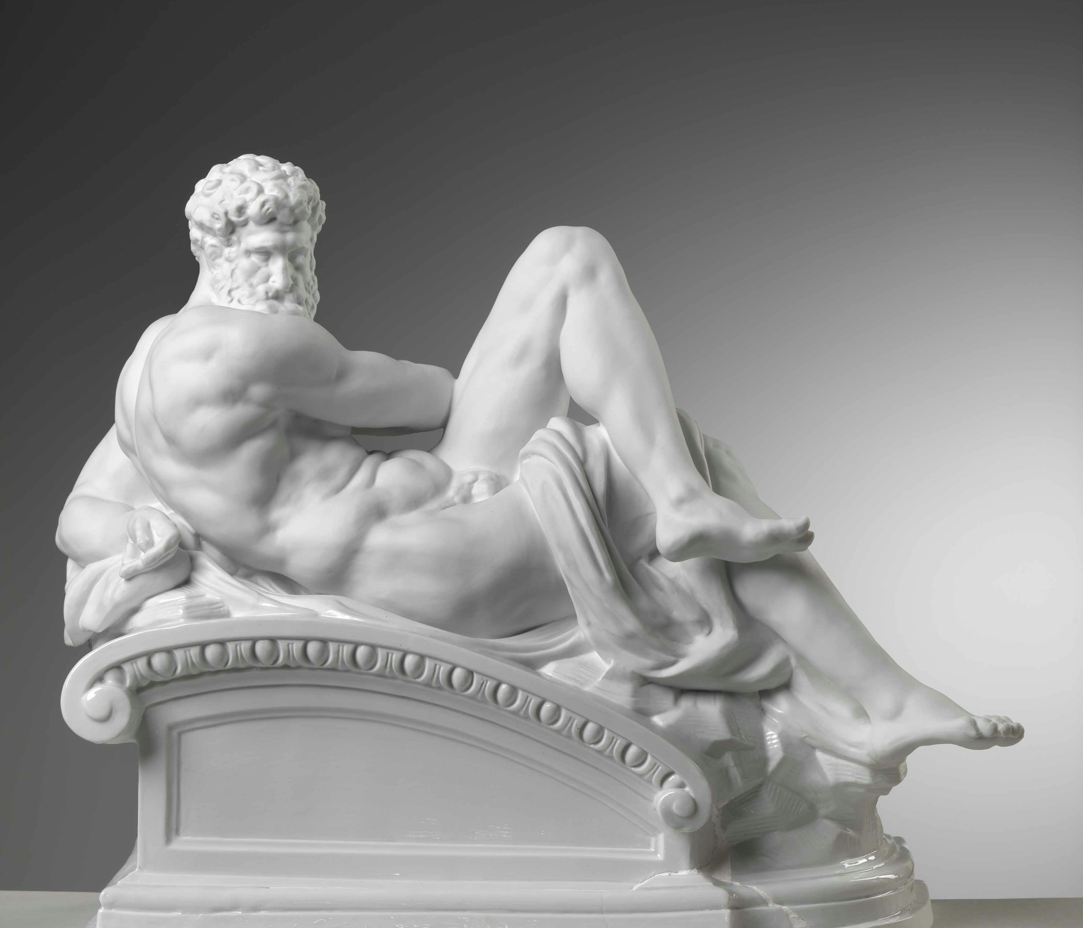 Scultura bianca raffigurante un uomo muscoloso nudo