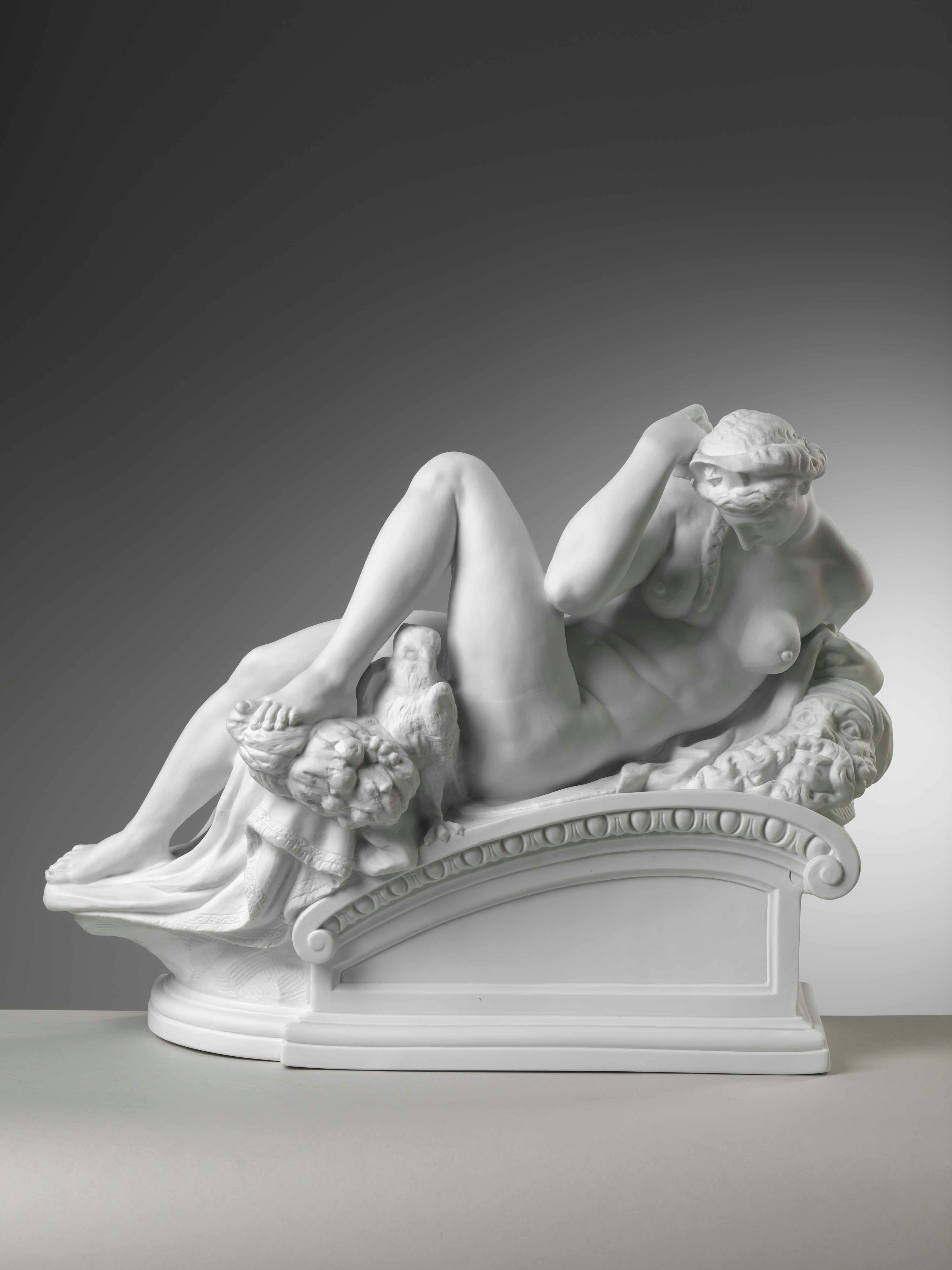 scultura bianca di donna nuda adagiata
