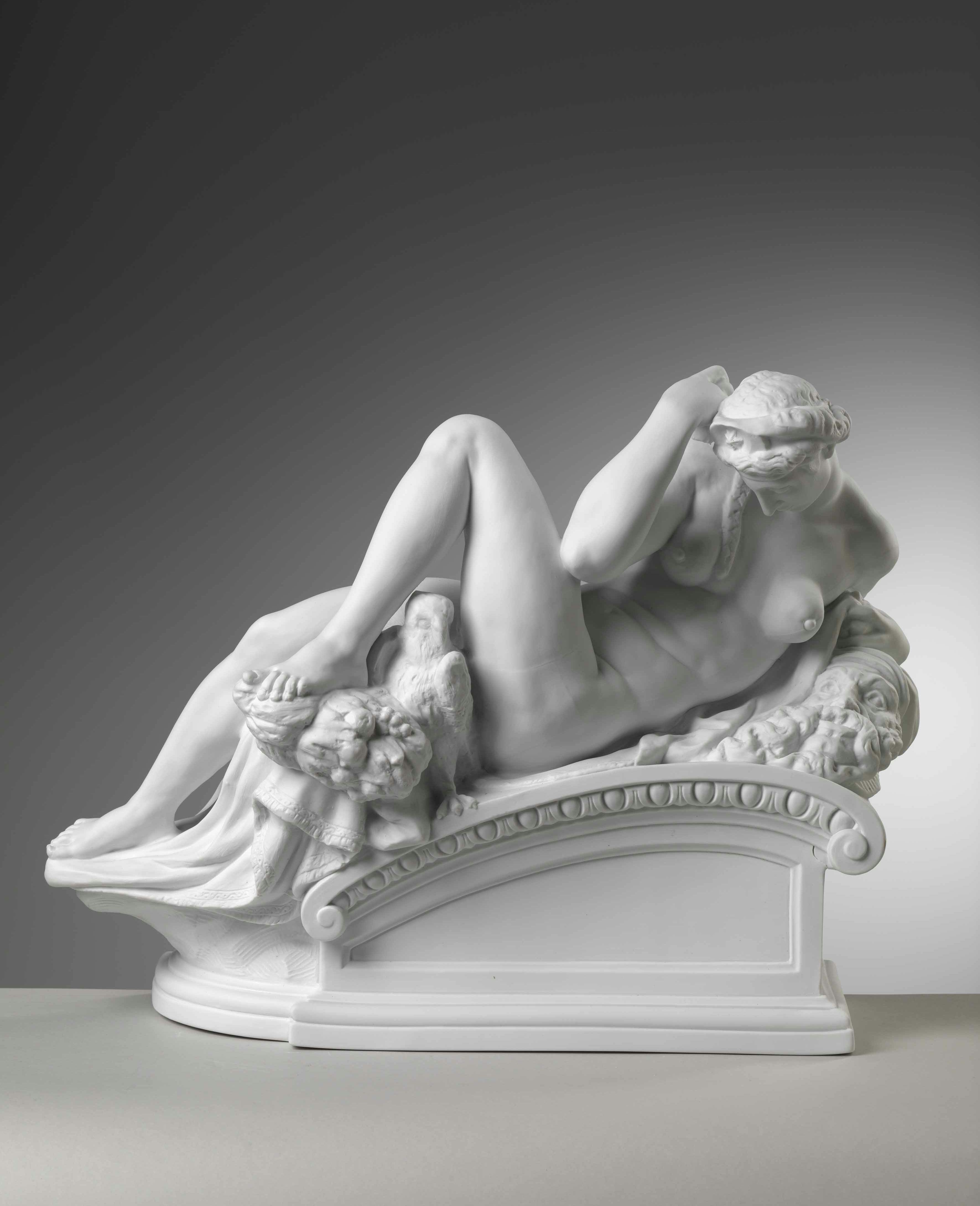 scultura bianca di donna nuda adagiata