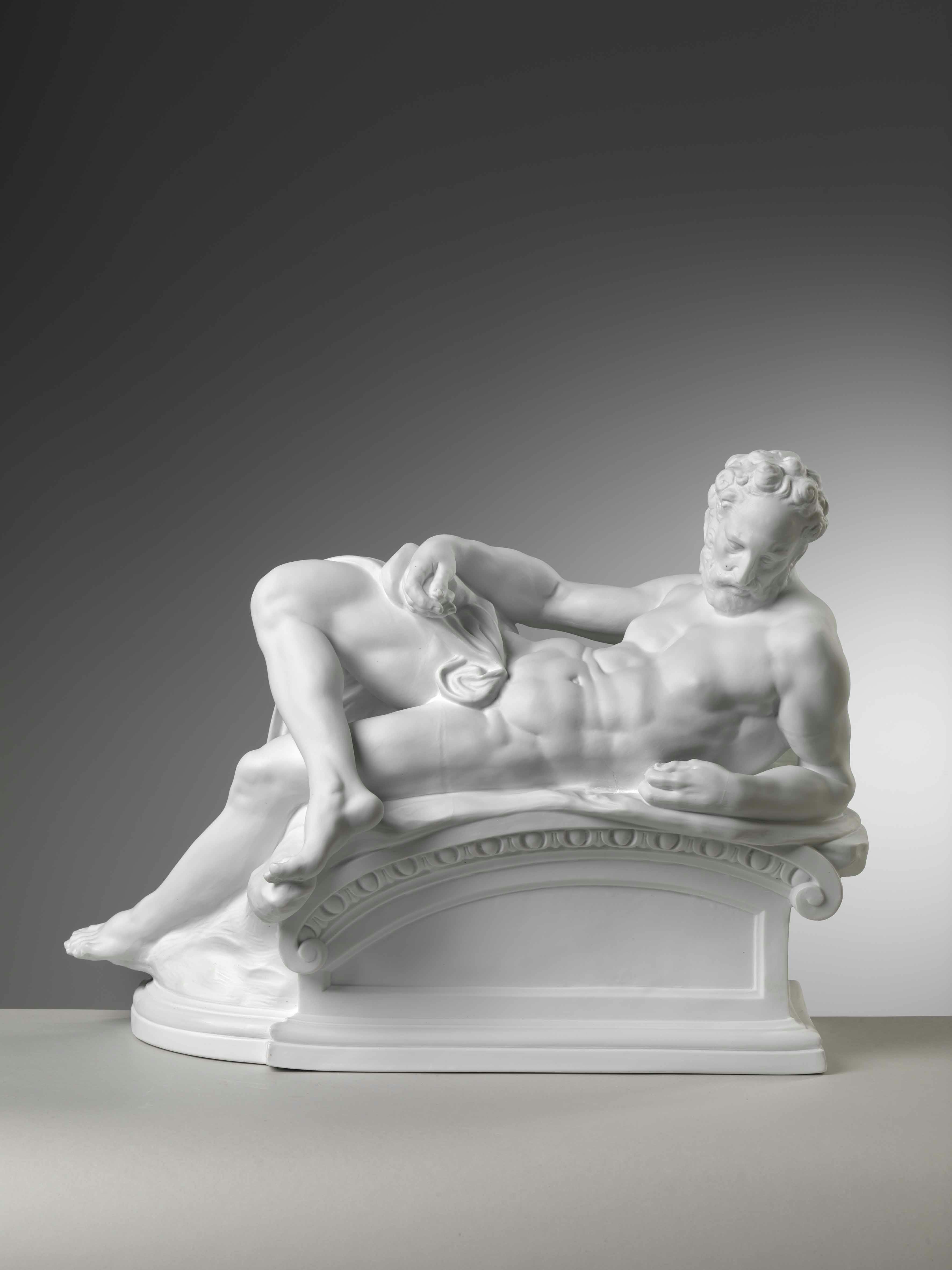 scultura bianca di figura maschile nuda adagiata