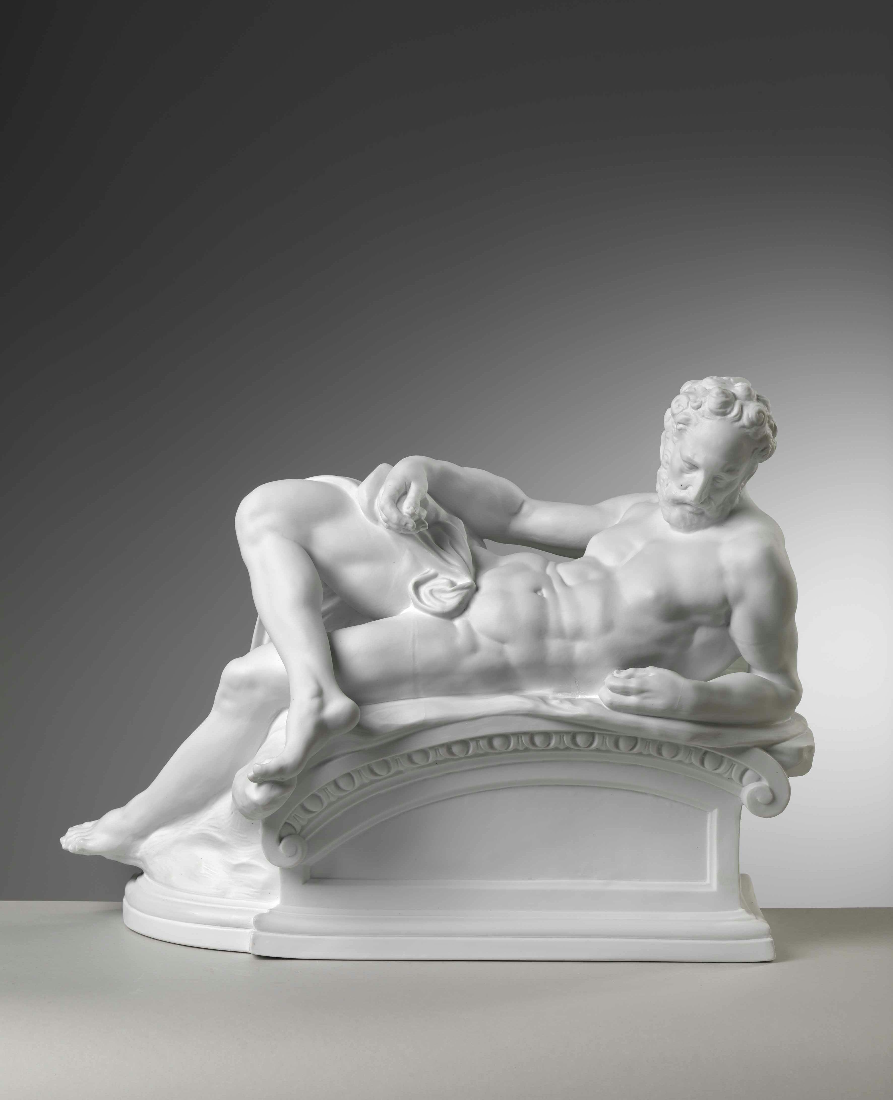 scultura bianca di figura maschile nuda adagiata