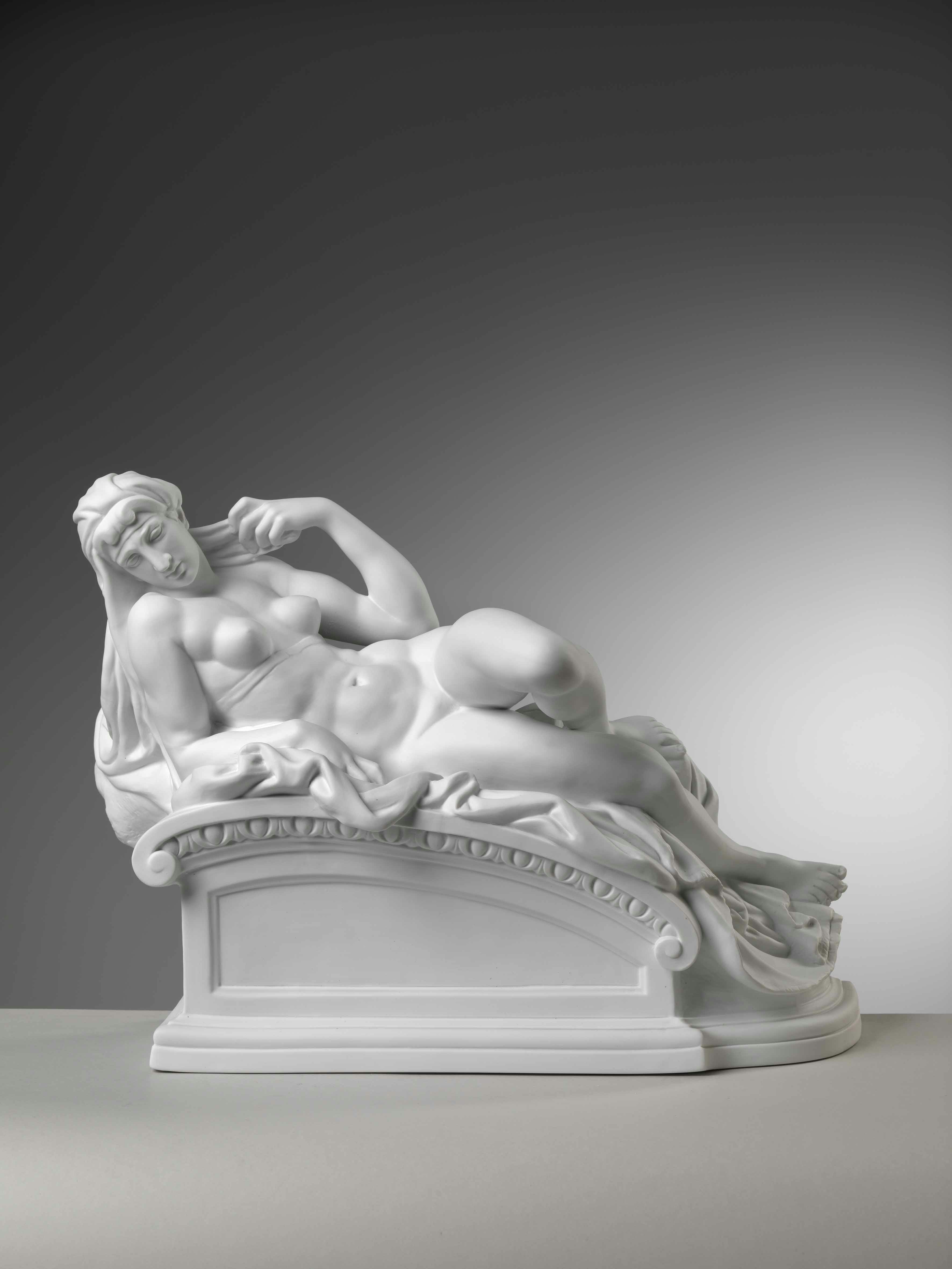 scultura bianca di figuras femminile nuda adagata